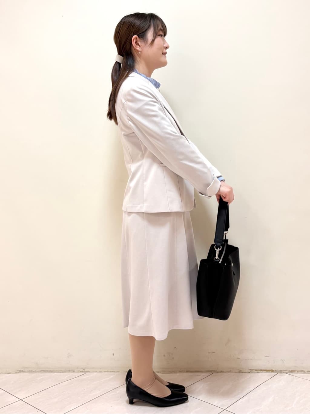 mikiさんの「Reflect｜【接触冷感】フリルネックサテンジャカードブラウス」を使ったコーディネート