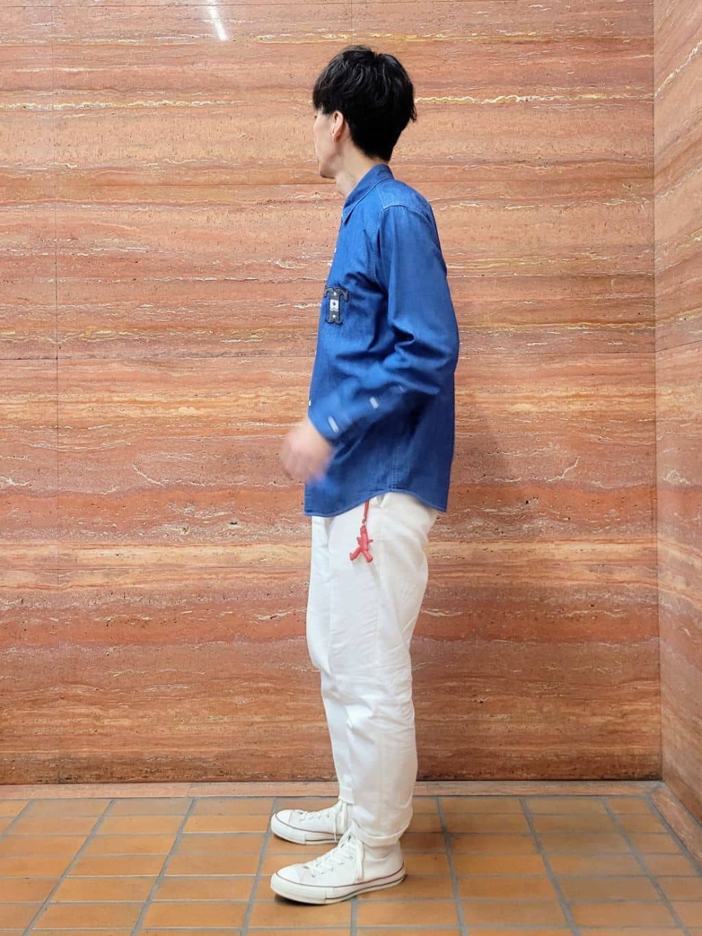 piroyaさんの「TAKEO KIKUCHI｜【BOWLER HAT LABEL】Tエンブレム デニムシャツ」を使ったコーディネート