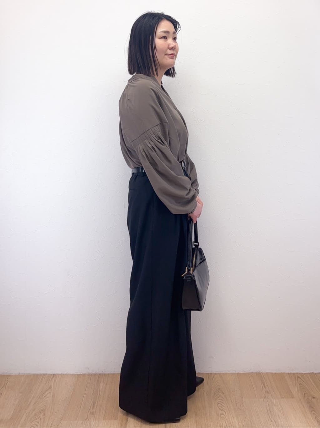 Takeさんの「OPAQUE.CLIP｜スキッパーボリュームスリーブブラウス【洗濯機OK】」を使ったコーディネート