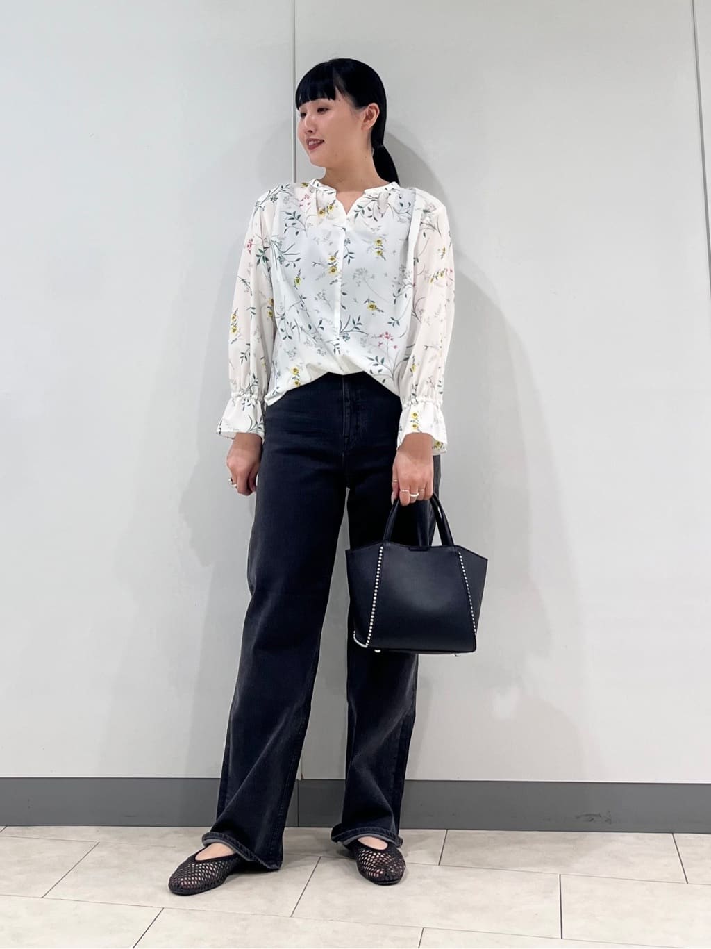 hasuさんの「INDIVI｜【撥水／軽量】ミニマル スタンドカラーコート」を使ったコーディネート
