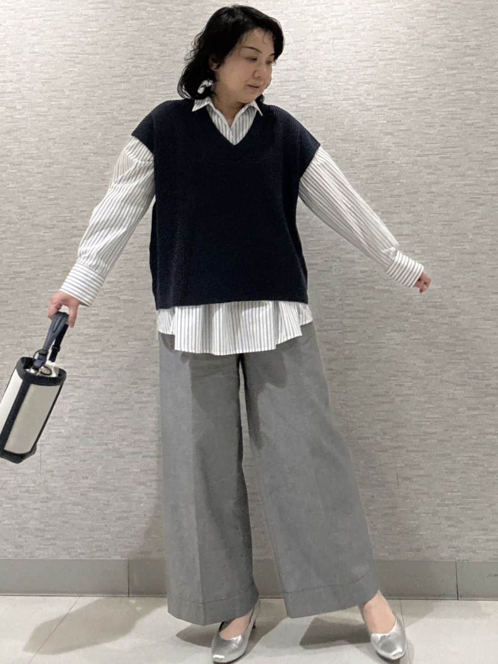 KOJIMAさんの「Reflect｜【レイヤードにおすすめ◎】ドライタッチニットベスト」を使ったコーディネート