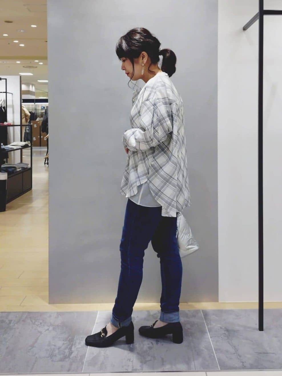 TOMOMIさんの「INDIVI｜【大人カジュアル／ショルダー付】ふかふか巾着バッグ」を使ったコーディネート