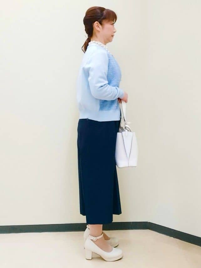 花さんの「Reflect｜【接触冷感】フリルネックサテンジャカードブラウス」を使ったコーディネート