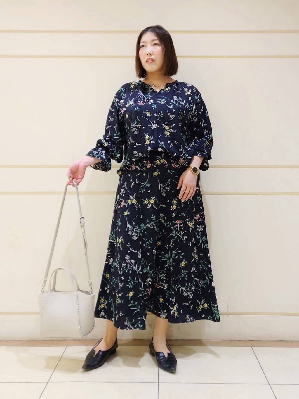 Itoさんの「INDIVI｜【SETUP可能】モダンフラワー柄フレアスカート」を使ったコーディネート