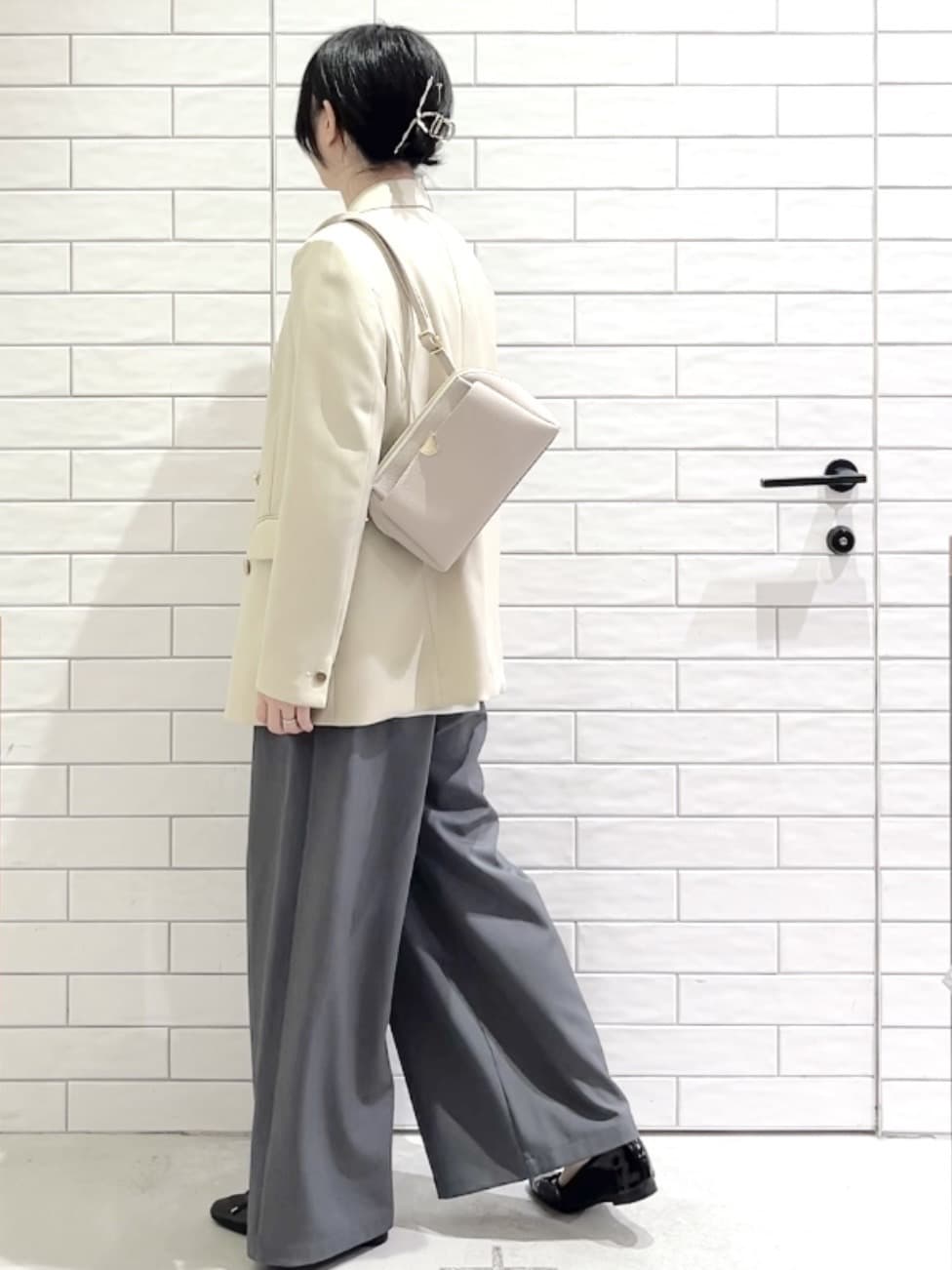 しおりさんの「OPAQUE.CLIP｜金ボタンダブルブレストテーラードジャケット／セットアップ対応【洗える】」を使ったコーディネート