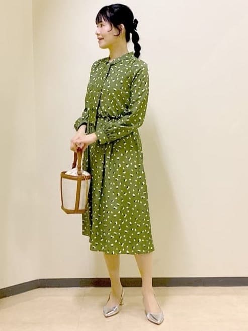  beni_gingerさんの「Reflect｜【セレモニー／通勤／おでかけに◎】フラワープリントボウタイワンピース」を使ったコーディネート