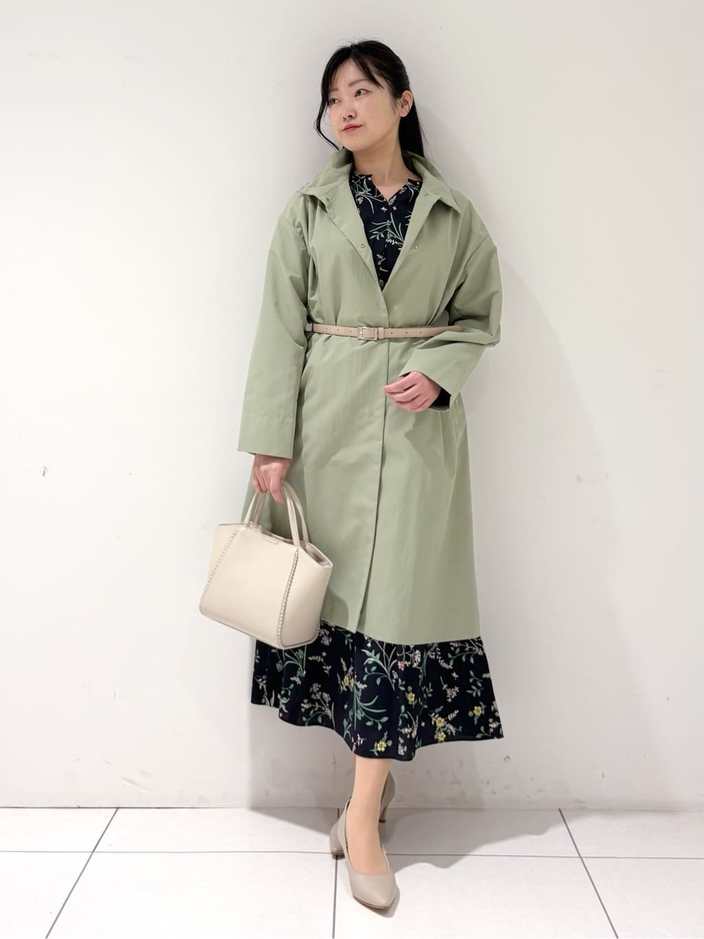 momokoさんの「INDIVI｜【撥水／軽量】ミニマル スタンドカラーコート」を使ったコーディネート