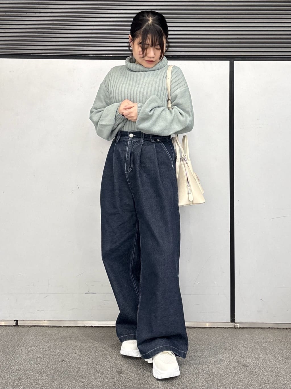 まっきーさんの「ESPERANZA｜ツインリボンベルト付きラメスニーカー」を使ったコーディネート