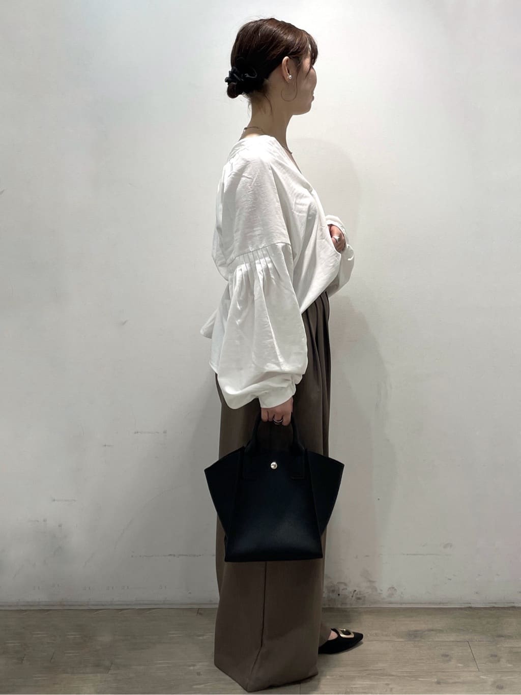 tomokoさんの「OPAQUE.CLIP｜スキッパーボリュームスリーブブラウス【洗濯機OK】」を使ったコーディネート