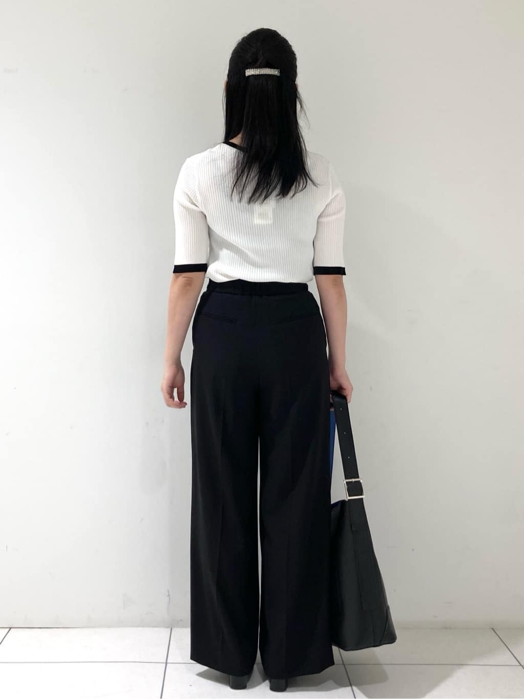 momokoさんの「INDIVI｜【インナーで活躍／アンサンブル】クルーネック半袖ニット」を使ったコーディネート
