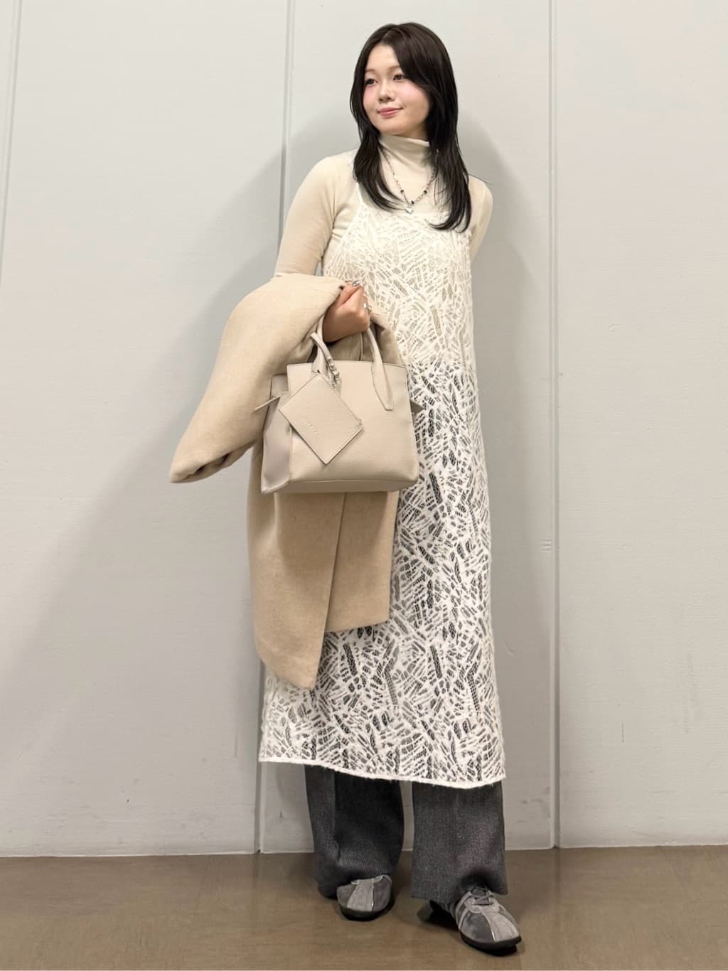 mizukiさんの「INDIVI｜【軽量／ウール混】ライトフォルム ロングコート」を使ったコーディネート