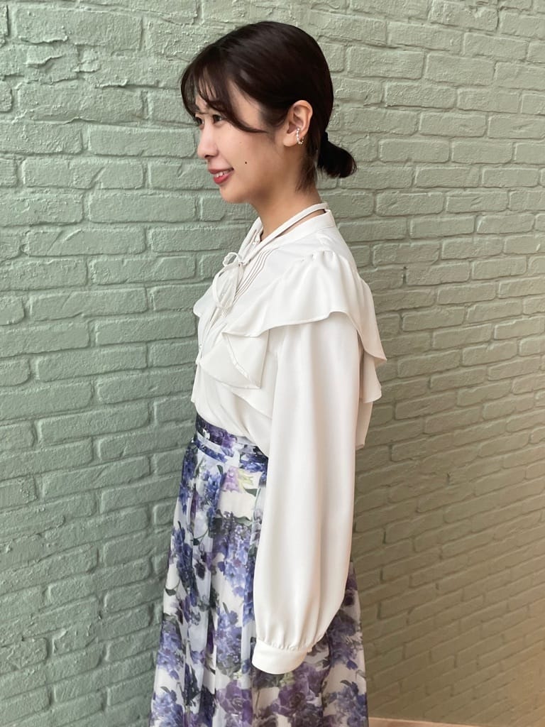 abeさんの「Couture brooch｜【洗える・リボン取り外し可】フリルジョーゼットブラウス」を使ったコーディネート