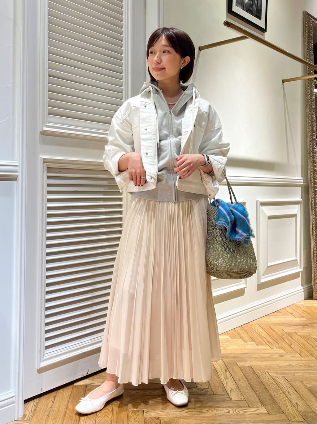 つじ まこさんの「DRESSTERIOR｜【ウォッシャブル】バンドカラー ホワイトＧジャン」を使ったコーディネート
