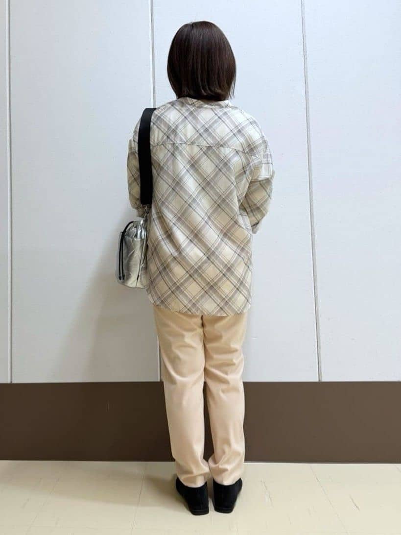 Rikoさんの「INDIVI｜【褒められパンツ／高ストレッチ】タックテーパードパンツ」を使ったコーディネート