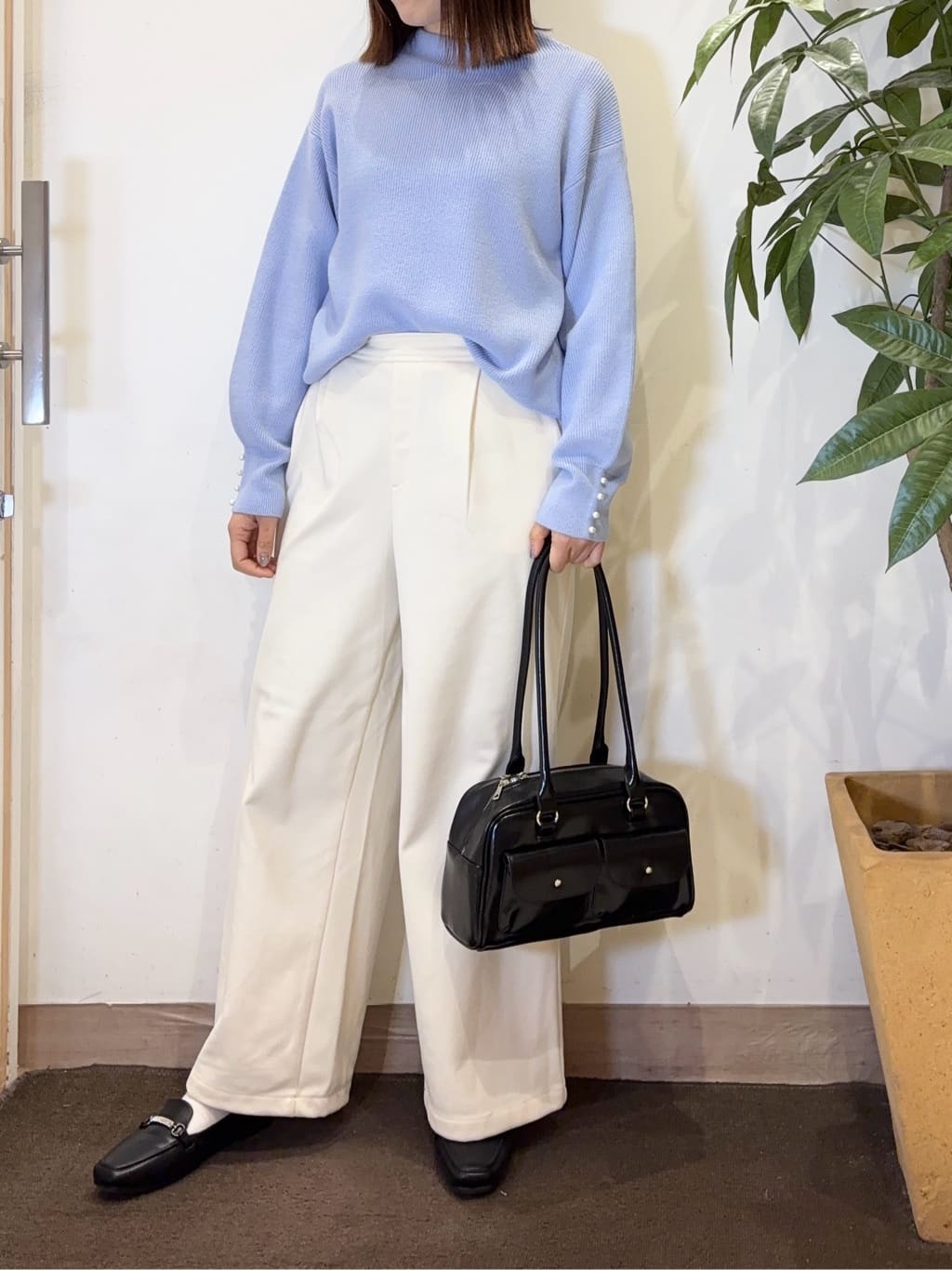 宗形さんの「SHOO･LA･RUE｜【洗濯機可/S-LL】ウエストのタブボタンがポイント　ワイドパンツ」を使ったコーディネート