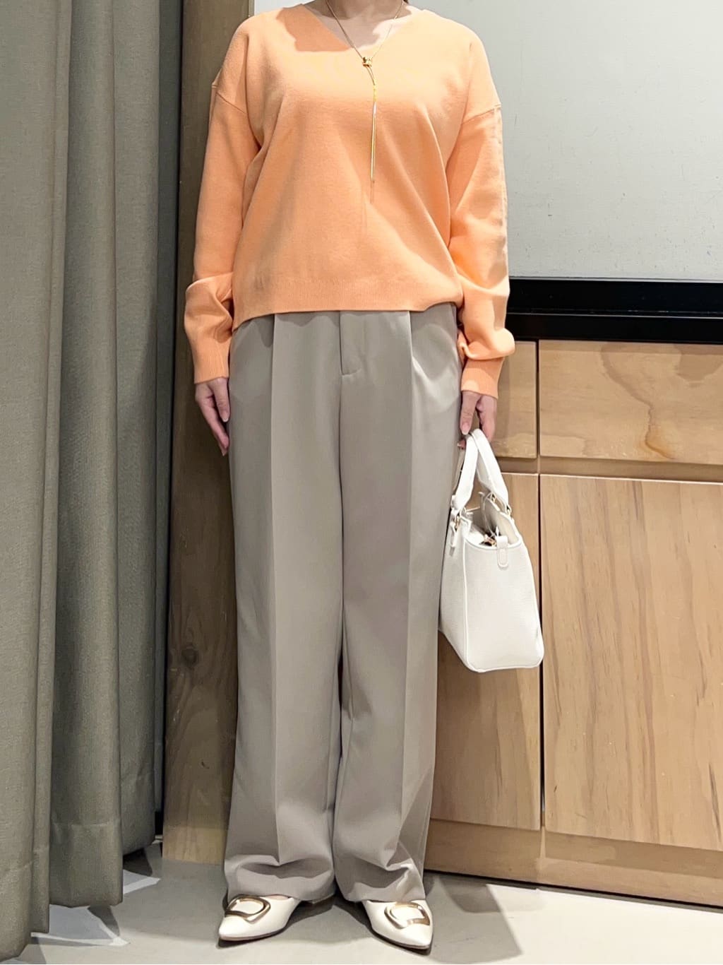 かのさんの「THE SHOP TK｜【S-XLサイズ/上品見えが叶う】Vネックニット/洗濯機OK」を使ったコーディネート