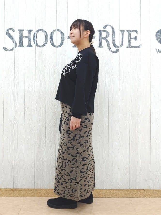 とろろさんの「SHOO･LA･RUE｜【S-LL】美しいシルエット お花ロープ刺繍ダンボールトップス」を使ったコーディネート