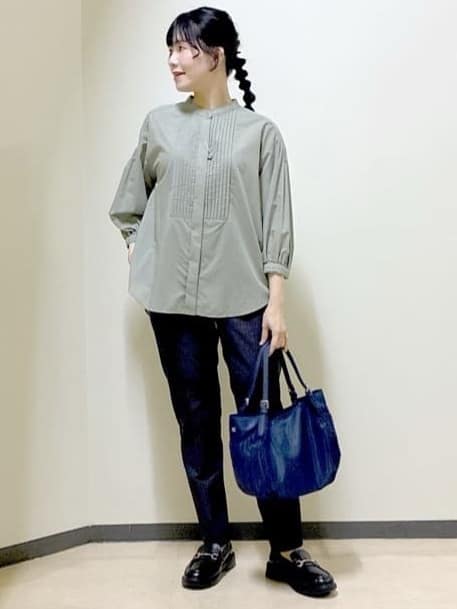  beni_gingerさんの「Reflect｜【程よいゆとり感／体型カバー】ピンタックデザインシャンブレーブラウス」を使ったコーディネート