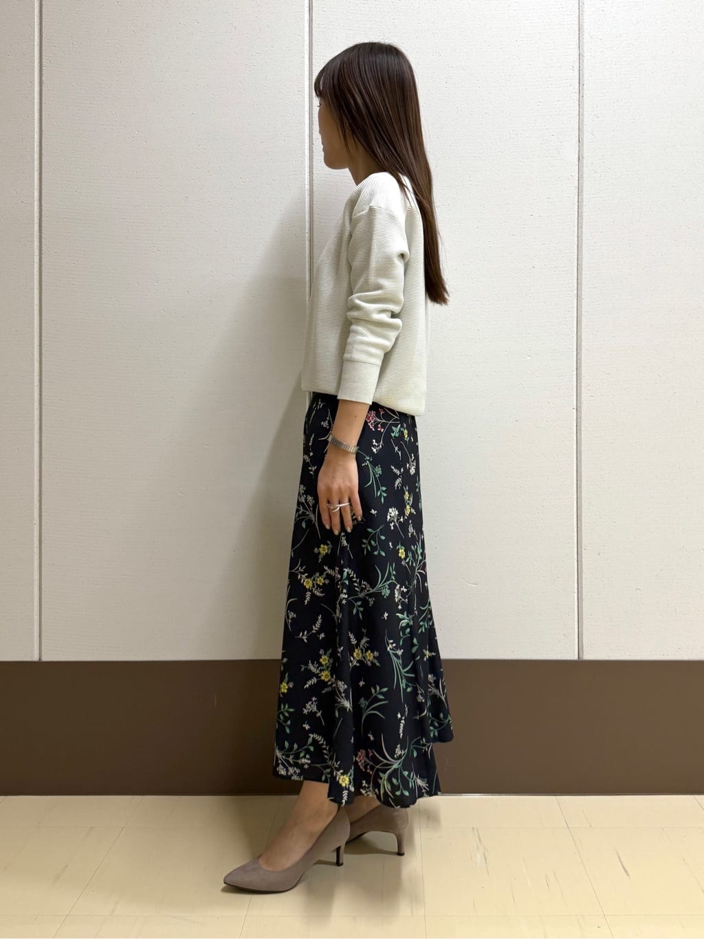 mamiさんの「INDIVI｜【洗える／軽量】きらめきVネックニット」を使ったコーディネート