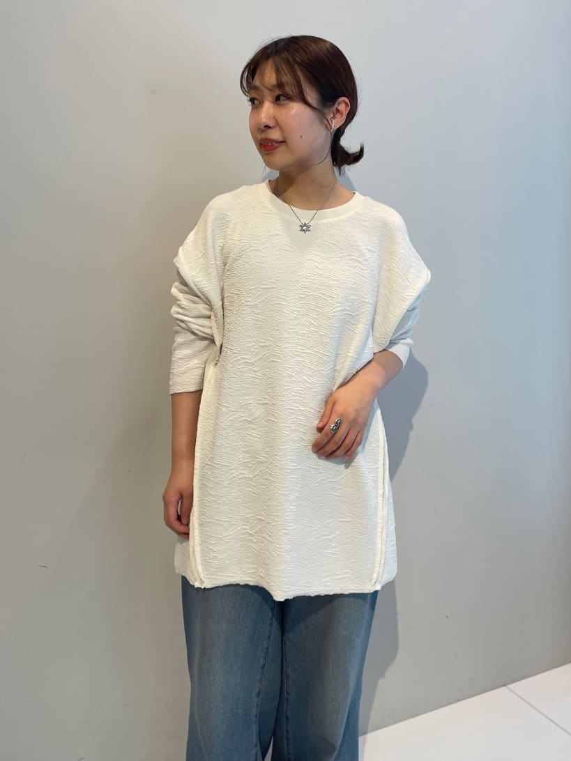 abeさんの「tk.TAKEO KIKUCHI｜アルチザンカットフクレジャカードカットソー」を使ったコーディネート