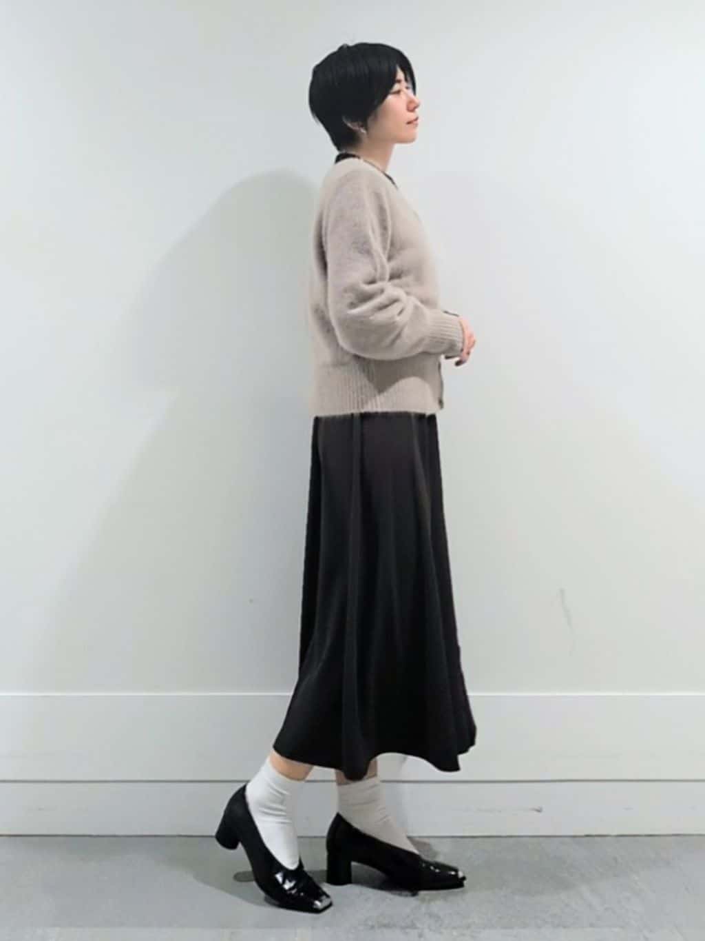 ミズタさんの「UNTITLED｜【ふわふわニット/前後2WAY】フォックスカシミヤカーディガン」を使ったコーディネート
