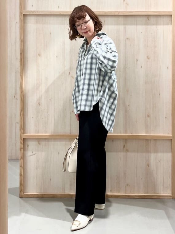 nakoさんの「THE SHOP TK｜【後ろ姿もサマになる】バックシャーリングシャツ」を使ったコーディネート