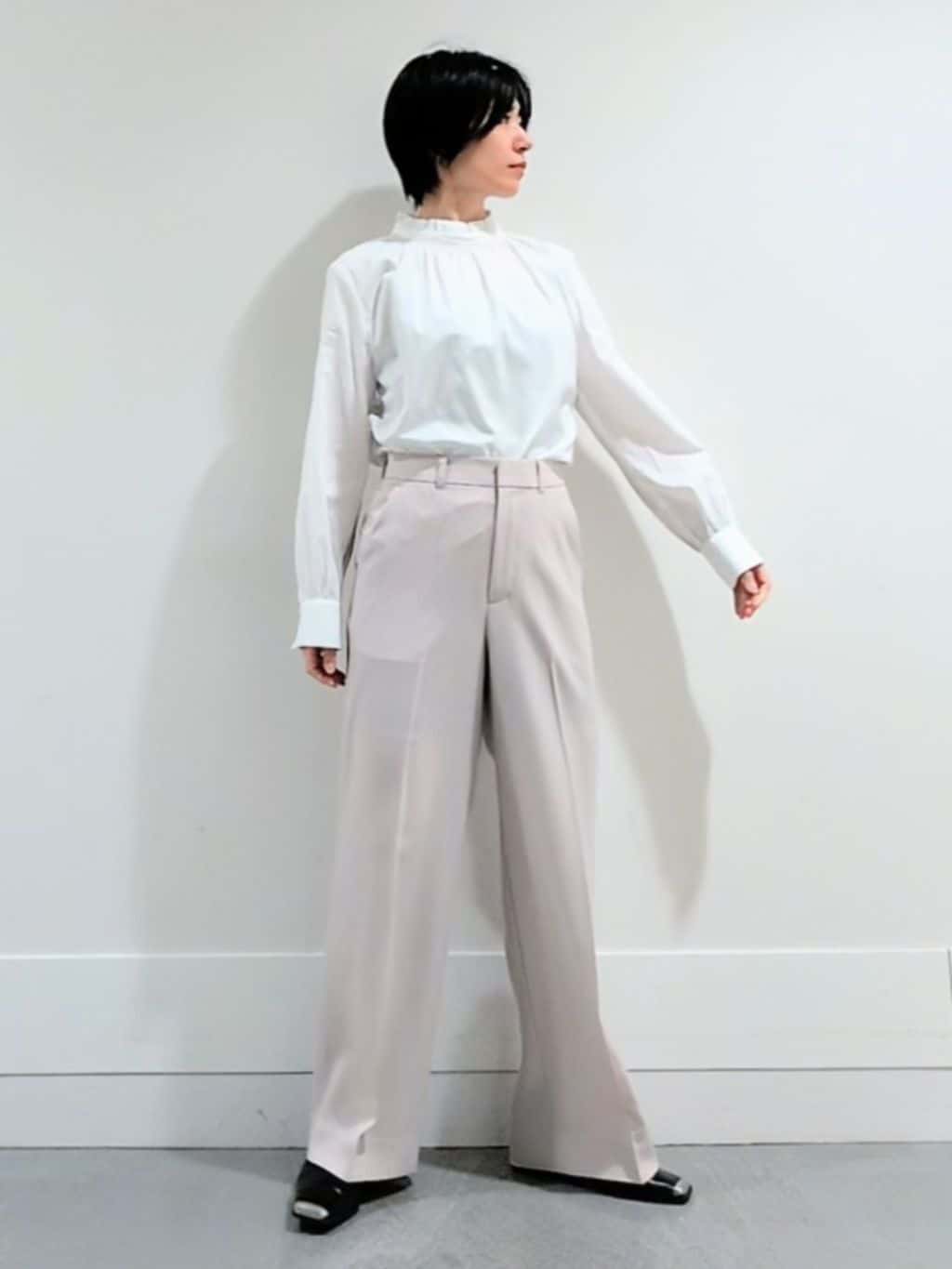 ミズタさんの「UNTITLED｜◆【コットン100/洗える】シャーリングフリルネックブラウス」を使ったコーディネート