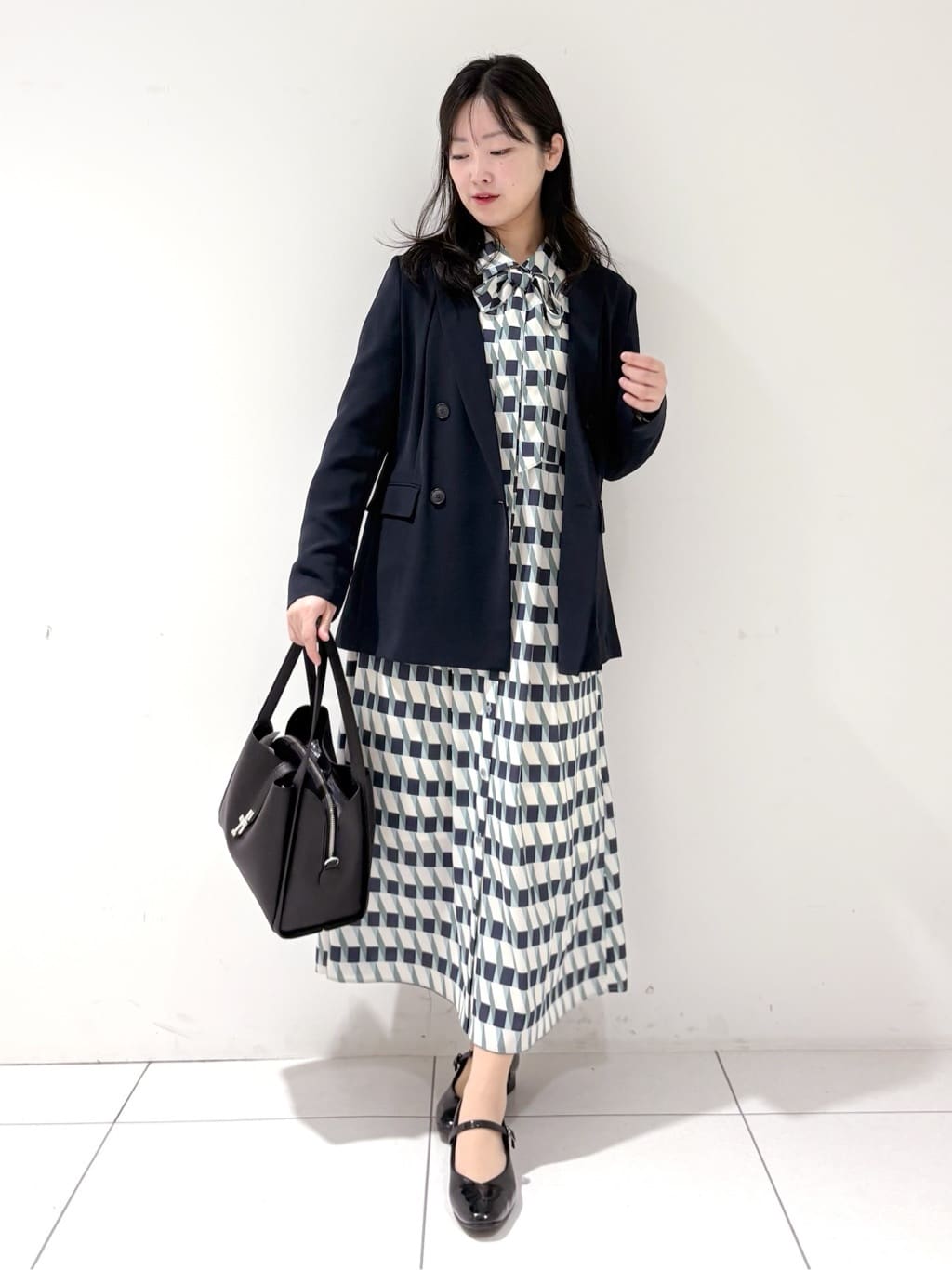 momokoさんの「INDIVI｜【洗える／2WAY】ベルト付き ジオメトリック柄 シャツワンピース」を使ったコーディネート