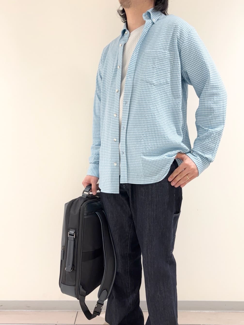 及川さんの「TAKEO KIKUCHI｜【抗菌防臭/シーズンレス】シアサッカーギンガムチェック ストレッチシャツ」を使ったコーディネート
