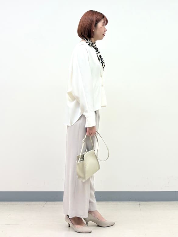 まいこさんの「INDIVI｜【洗える／UVケア／マットサテン】Vネックドルマンスリーブブラウス」を使ったコーディネート