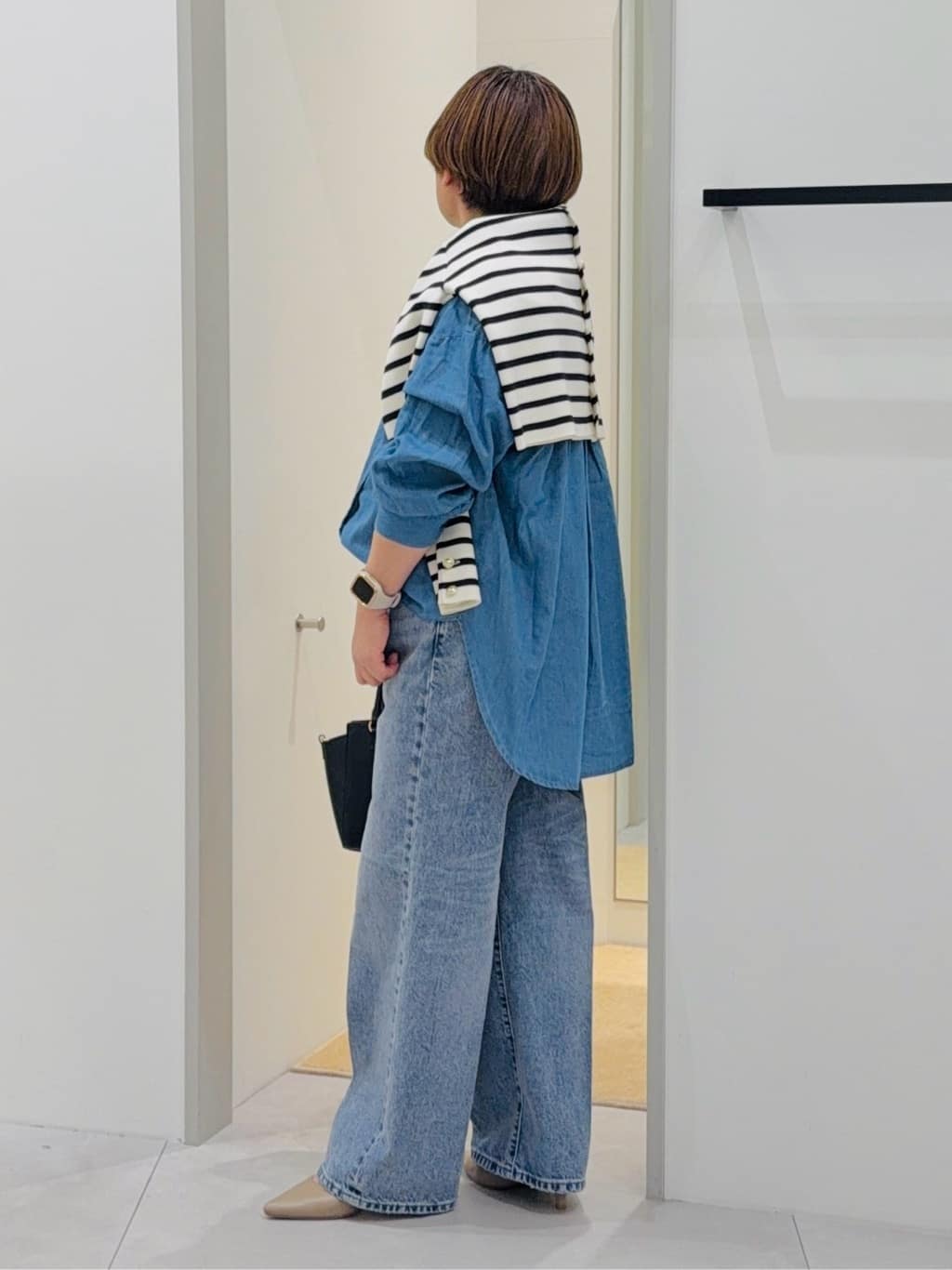 タナさんの「THE SHOP TK｜【後ろ姿もサマになる】バックシャーリングシャツ」を使ったコーディネート