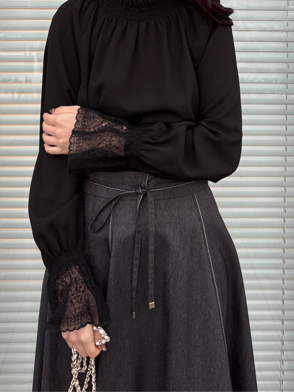 AOIさんの「Couture brooch｜【通勤・着映え】レースカフス ピコシャーリング バックリボンブラウス」を使ったコーディネート