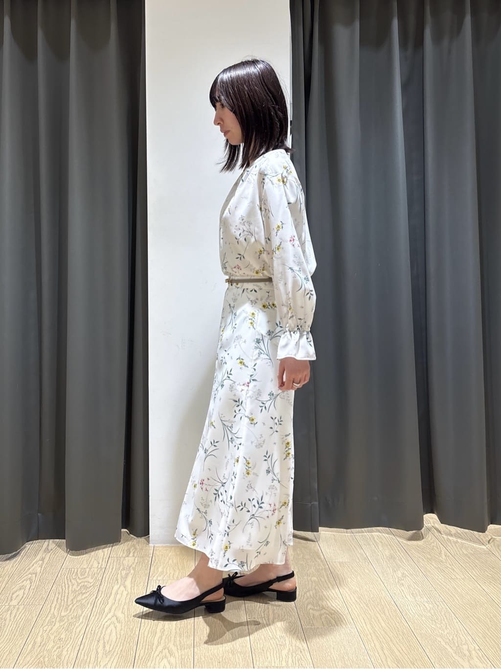 Yoshimiさんの「INDIVI｜【SETUP可能】モダンフラワー柄フレアスカート」を使ったコーディネート
