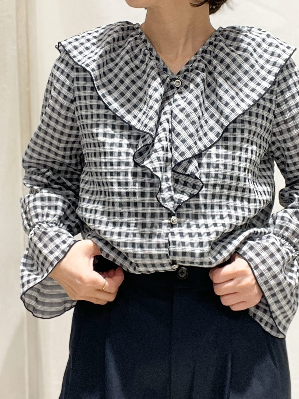hiroさんの「grove｜高評価！大人の華やぎチェックフリルブラウス」を使ったコーディネート