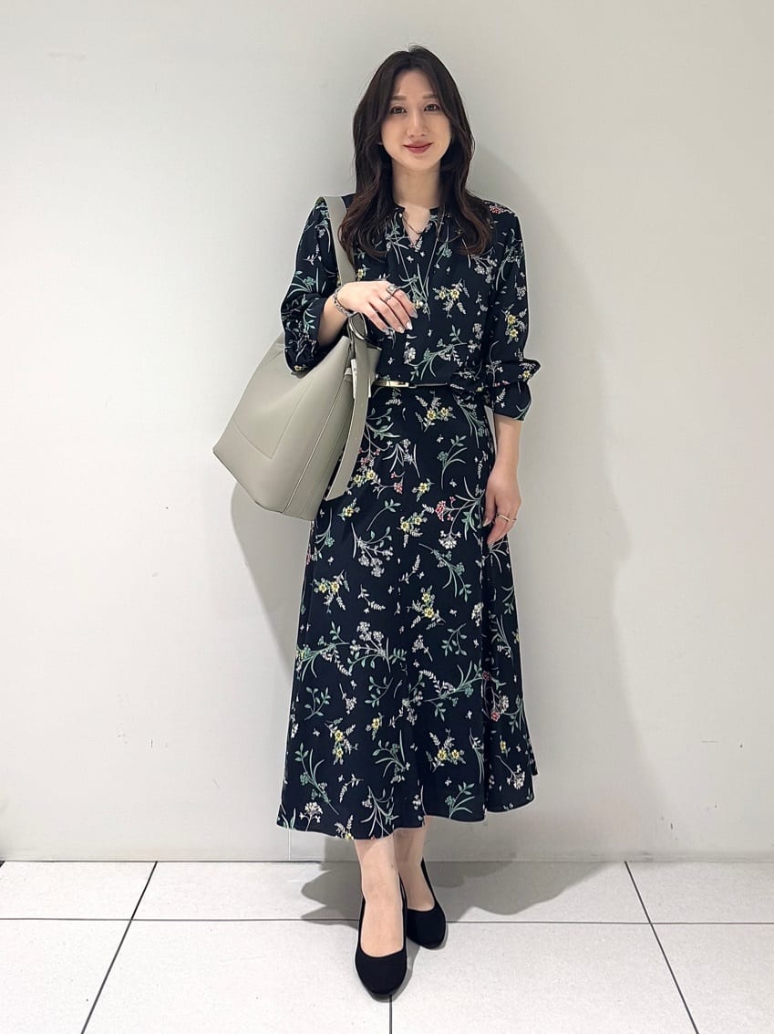 そんさんの「INDIVI｜【SETUP可能】モダンフラワー柄キャンディスリーブブラウス」を使ったコーディネート