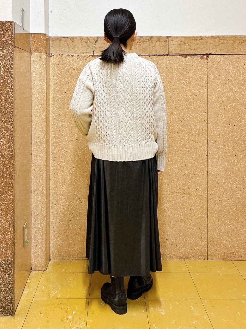 hattoriさんの「INDIVI｜レザー調ギャザースカート」を使ったコーディネート