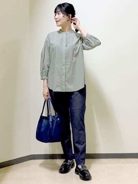 beni_gingerさんの「Reflect｜【程よいゆとり感／体型カバー】ピンタックデザインシャンブレーブラウス」を使ったコーディネート
