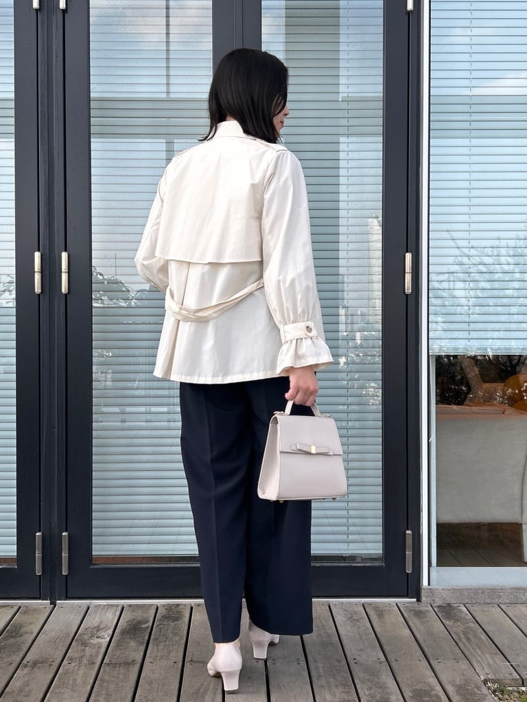 shinoさんの「Couture brooch｜【撥水・洗える】ハーフ トレンチコート」を使ったコーディネート