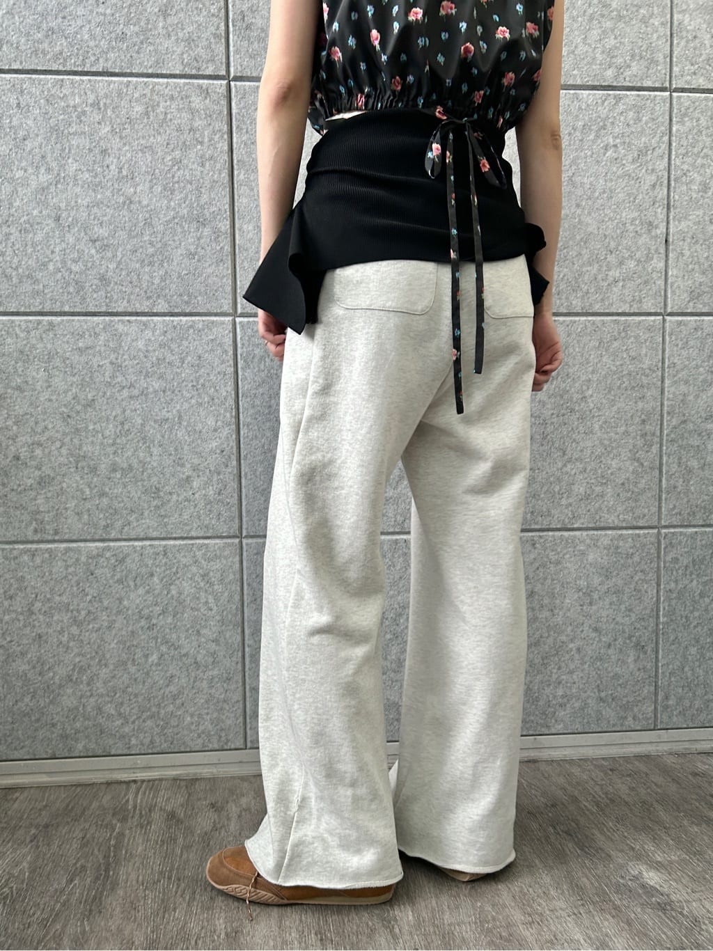 harunaさんの「CODE A｜flower Vneck pullover」を使ったコーディネート