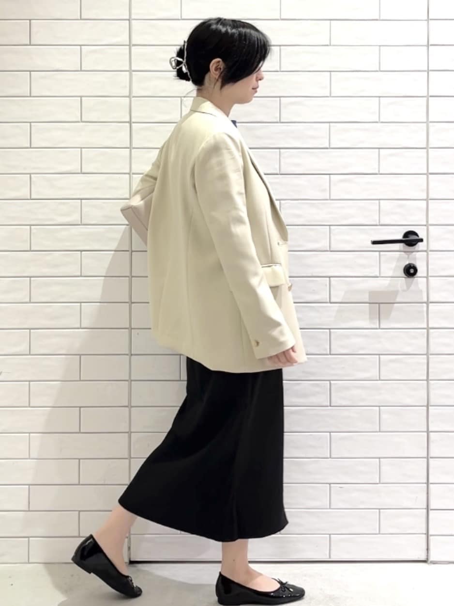 しおりさんの「OPAQUE.CLIP｜金ボタンダブルブレストテーラードジャケット／セットアップ対応【洗える】」を使ったコーディネート