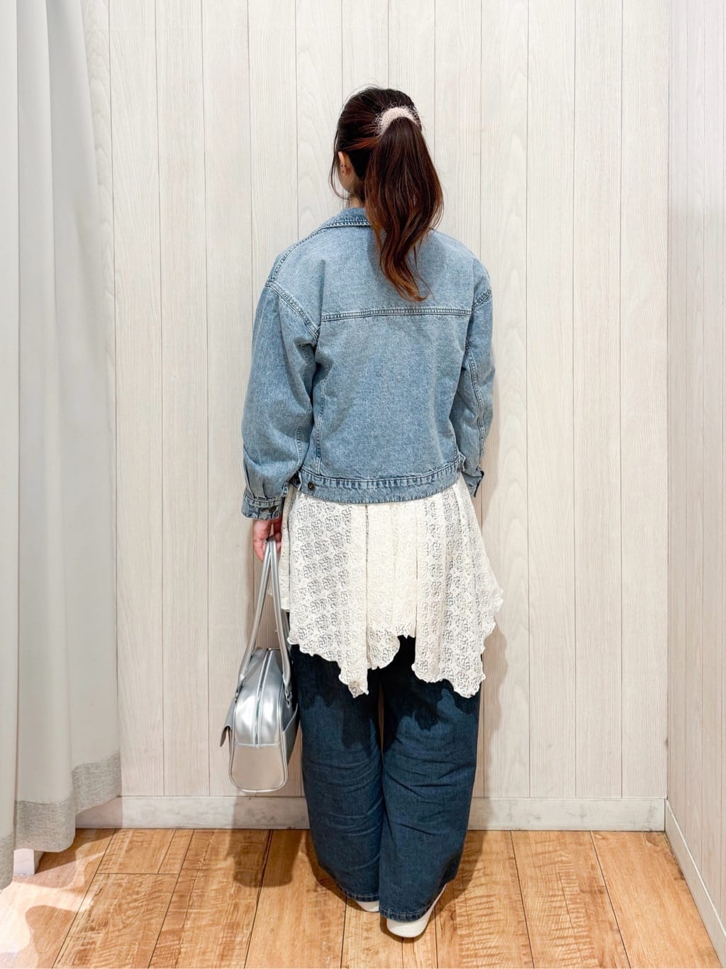 愛さんの「SHOO･LA･RUE｜【SHOO・LA・RUE DENIM】羽織るだけでこなれる　オーバーサイズデニムジャケット」を使ったコーディネート