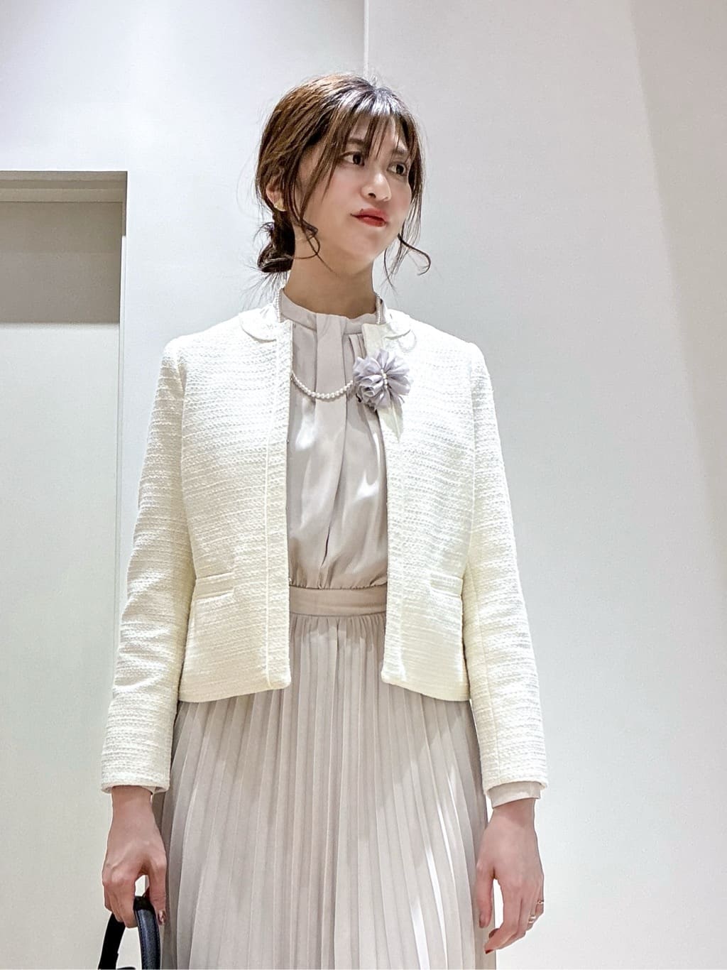 もんちゃんさんの「OPAQUE.CLIP｜シフォン&times;フェイクパール リボン型コサージュ」を使ったコーディネート