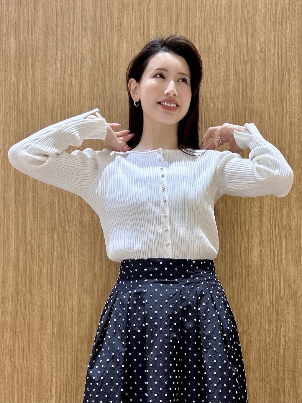maiさんの「OPAQUE.CLIP｜シルバー多ボタン ランダムリブニットカーディガン【洗濯機OK】」を使ったコーディネート