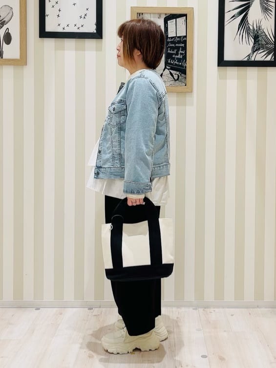 ma_miさんの「SHOO･LA･RUE｜【洗濯機可】ほんのり甘い アシンメトリーフリルの上品トップス」を使ったコーディネート