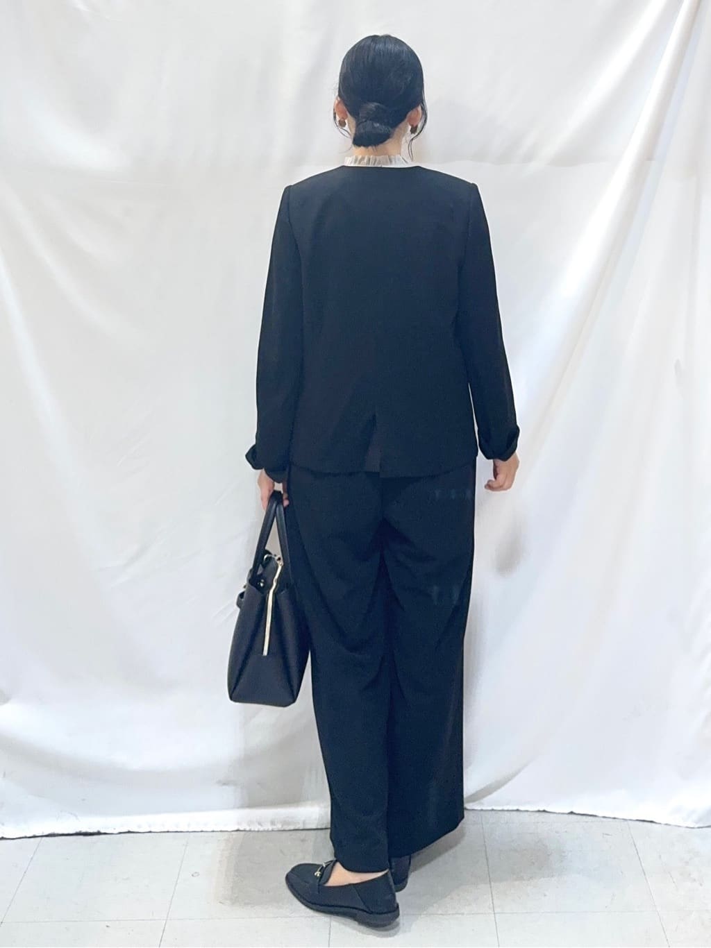 𝐇𝐢𝐫𝐨𝐦𝐢さんの「SHOO･LA･RUE｜【洗濯機可/セットアップ可/S-3L】きちんと楽に。カットジョーゼットノーカラージャケット」を使ったコーディネート