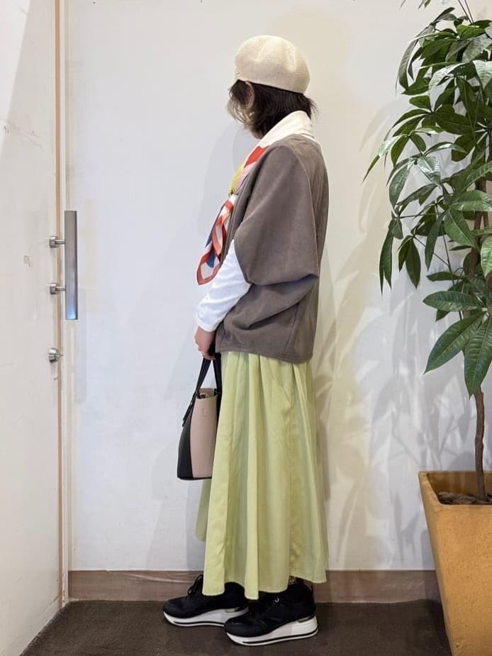 misakiさんの「SHOO･LA･RUE｜【体型カバー/2点セット】ポンチョ風 スエードライクトップス+ロンT」を使ったコーディネート