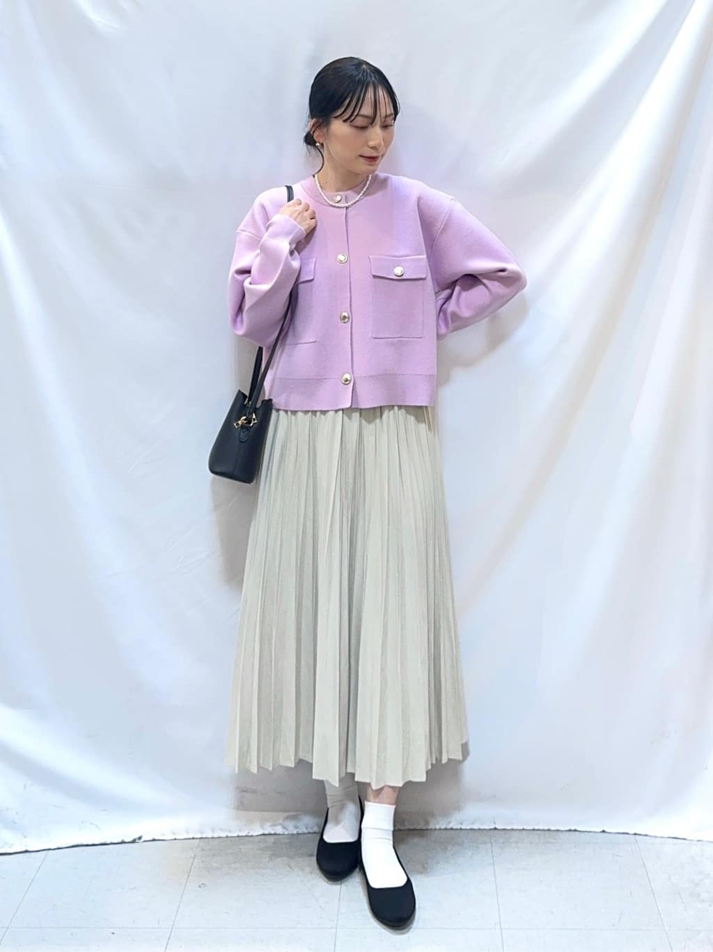𝐇𝐢𝐫𝐨𝐦𝐢さんの「SHOO･LA･RUE｜【洗濯機可/S-LL】1枚でも羽織りでも 華やか上品カーデ」を使ったコーディネート