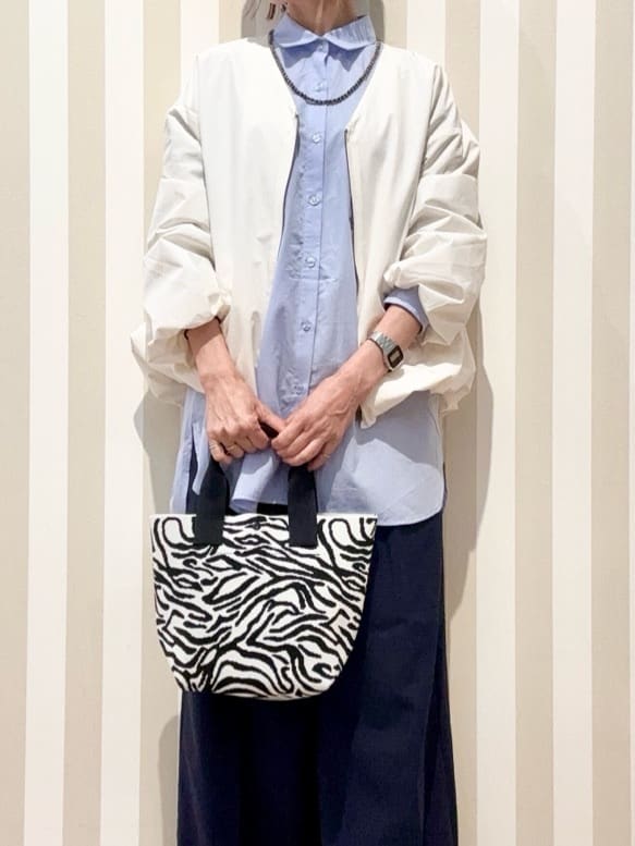 まつこさんの「SHOO･LA･RUE｜【防風/撥水/S-LL】お顔回りすっきり見え　Vネックバルーンブルゾン」を使ったコーディネート