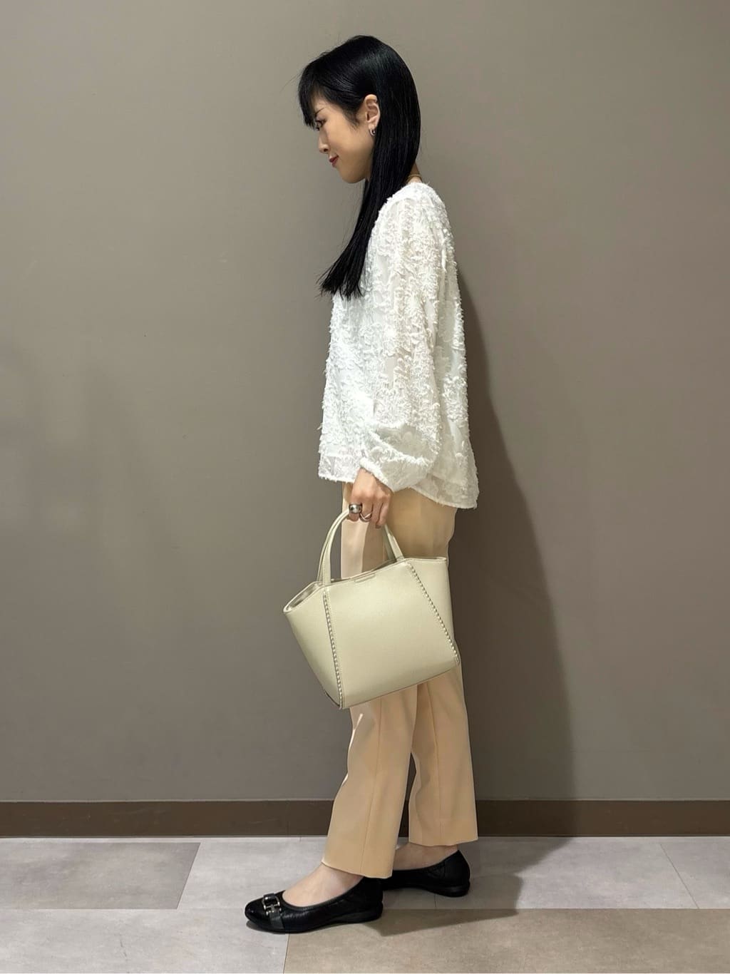 KEIKOさんの「INDIVI｜【華やか／大人シアー／セレモニー】カットフリンジブラウス」を使ったコーディネート