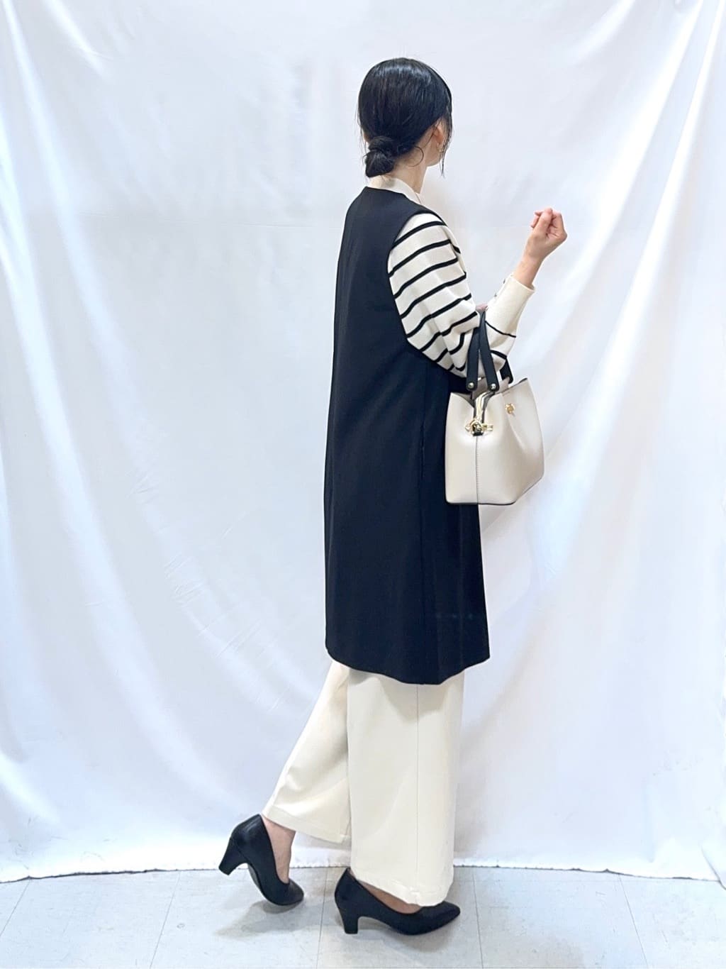 𝐇𝐢𝐫𝐨𝐦𝐢さんの「SHOO･LA･RUE｜【洗濯機可/セットアップ可/S-3L】きちんと楽に。カットジョーゼット ロングジレ」を使ったコーディネート